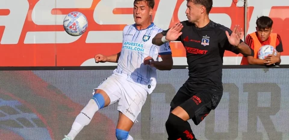 Jugador de Huachipato en acción contra Colo Colo