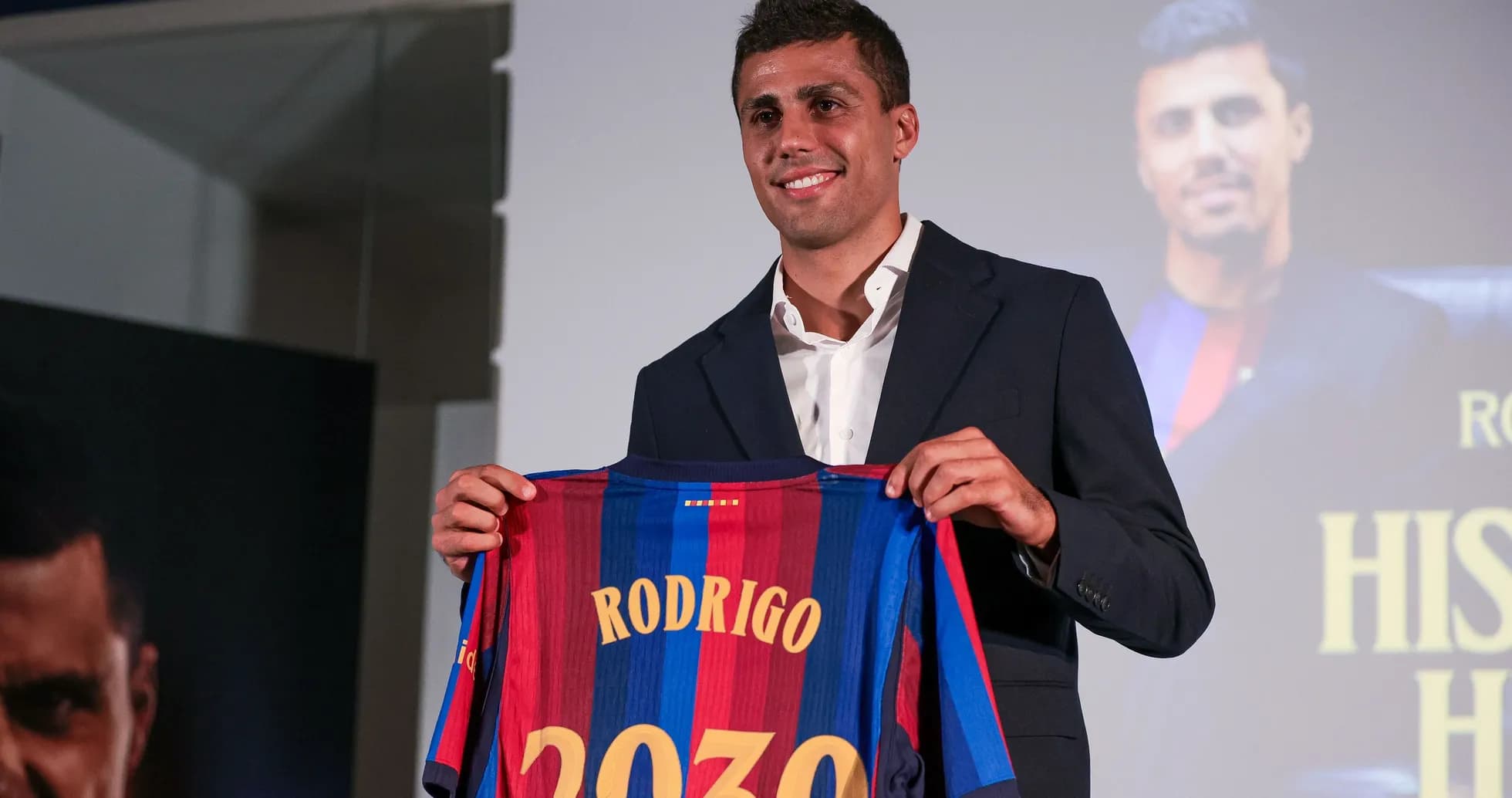 Jugador presentando camiseta de FC Barcelona en evento