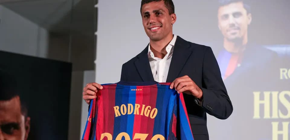 Jugador presentando camiseta de FC Barcelona en evento