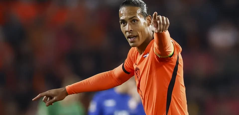 Jugador de la selección de Países Bajos señalando durante el partido