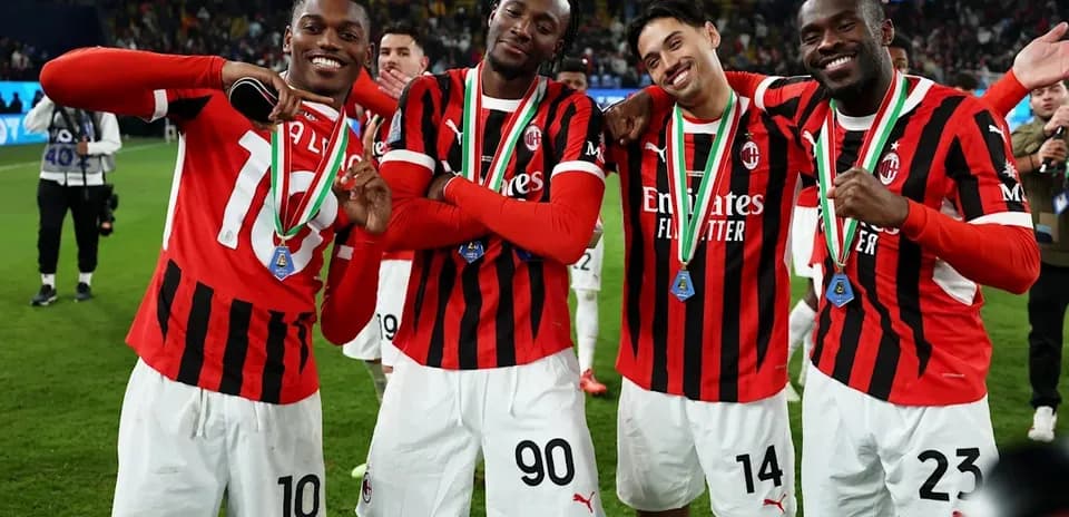 Jugadores de AC Milan posando con medallas