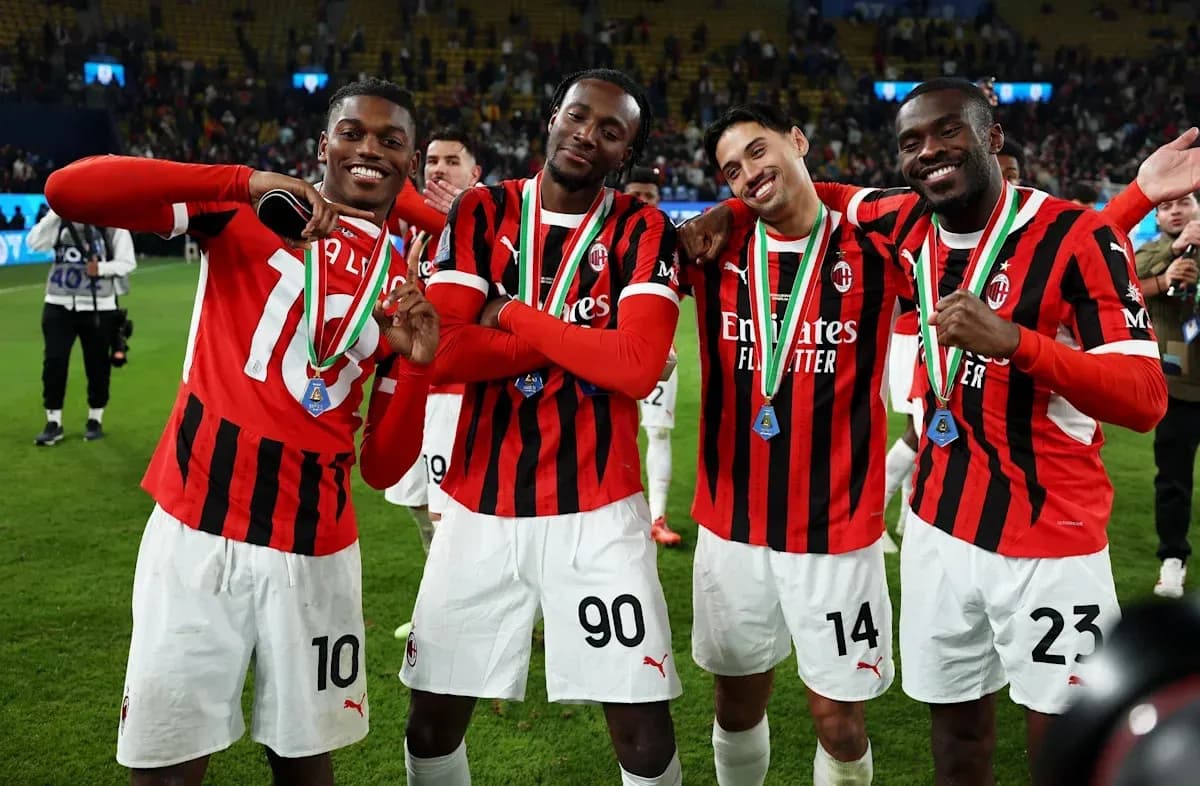 Jugadores de AC Milan posando con medallas
