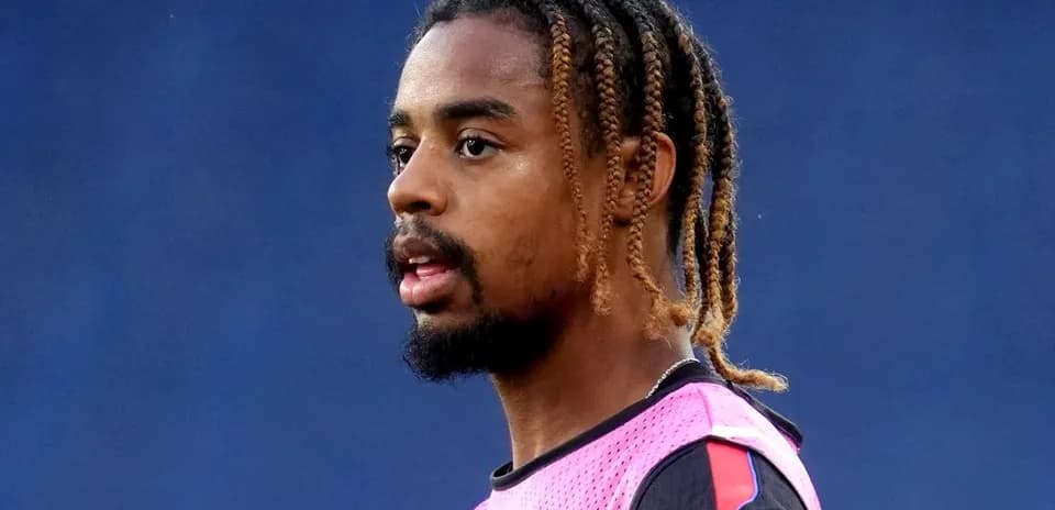 Jugador con camiseta rosa durante entrenamiento