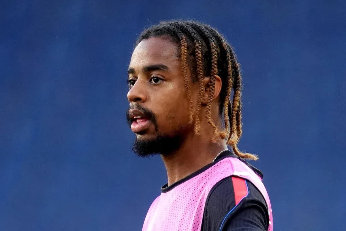 Jugador con camiseta rosa durante entrenamiento