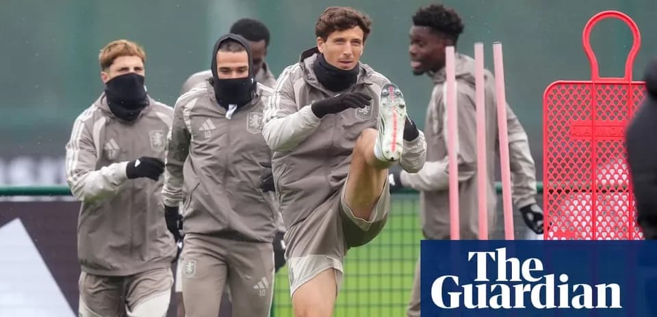 Jugadores entrenando en el campo con pelotas
