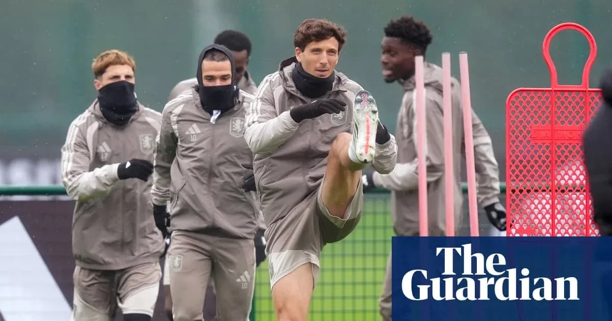 Jugadores entrenando en el campo con pelotas