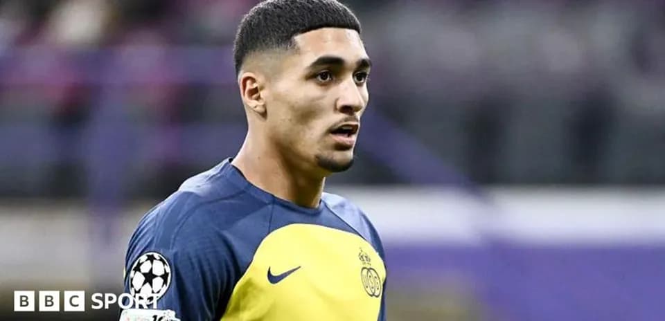 Jugador en acción durante un partido de fútbol