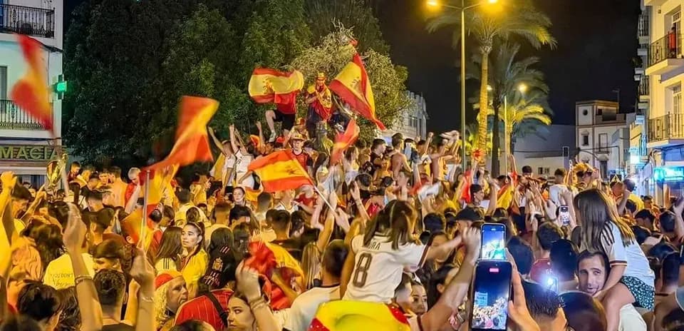 Celebración masiva con banderas españolas en la calle