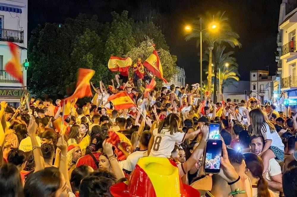 Celebración masiva con banderas españolas en la calle