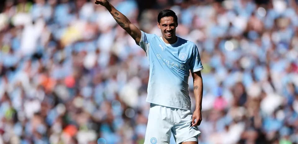Jugador de Manchester City señalando hacia el público