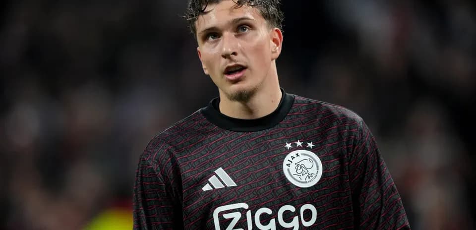 Jugador de Ajax en uniforme de portero durante partido