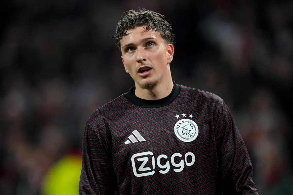 Jugador de Ajax en uniforme de portero durante partido