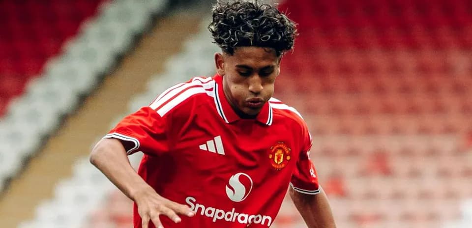 Jugador de Manchester United corriendo con balón