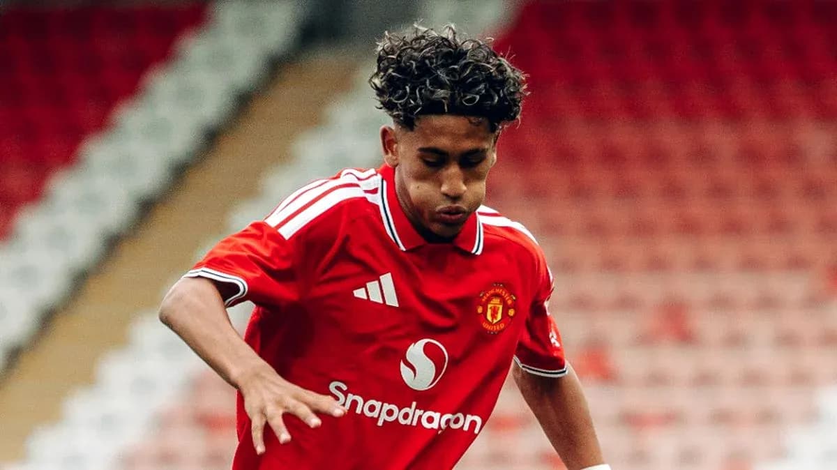 Jugador de Manchester United corriendo con balón
