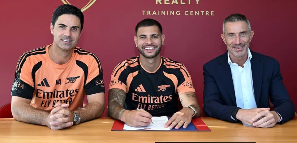 Jugadores y directivos firmando contrato en Arsenal