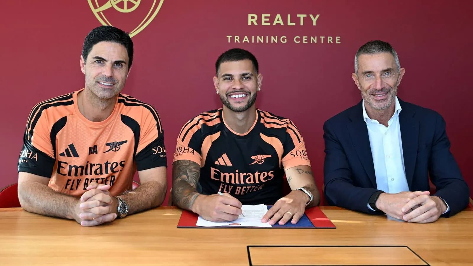 Jugadores y directivos firmando contrato en Arsenal