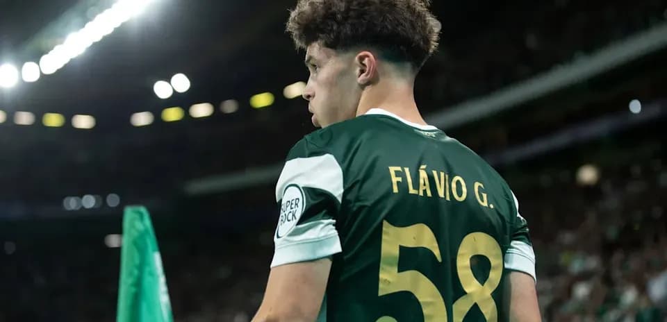 Jugador con camiseta de Sporting CP en el campo