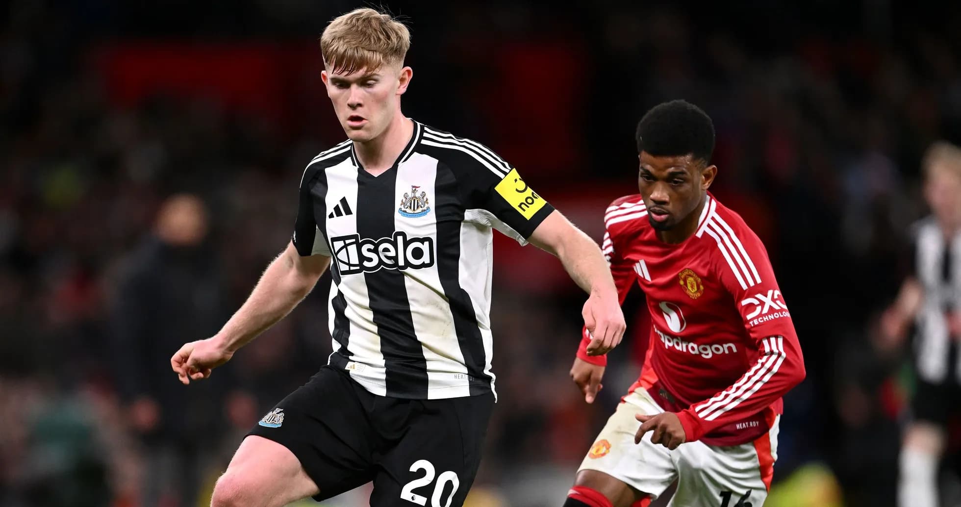 Jugadores de Newcastle y Manchester United en acción