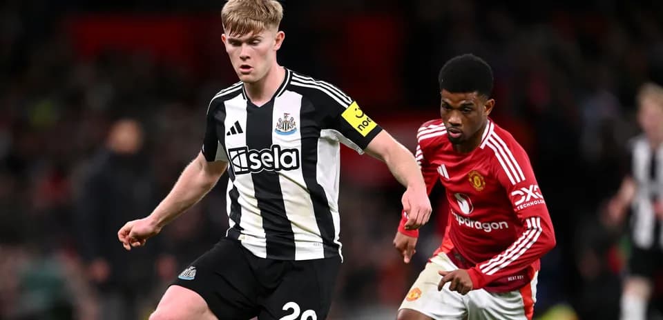 Jugadores de Newcastle y Manchester United en acción
