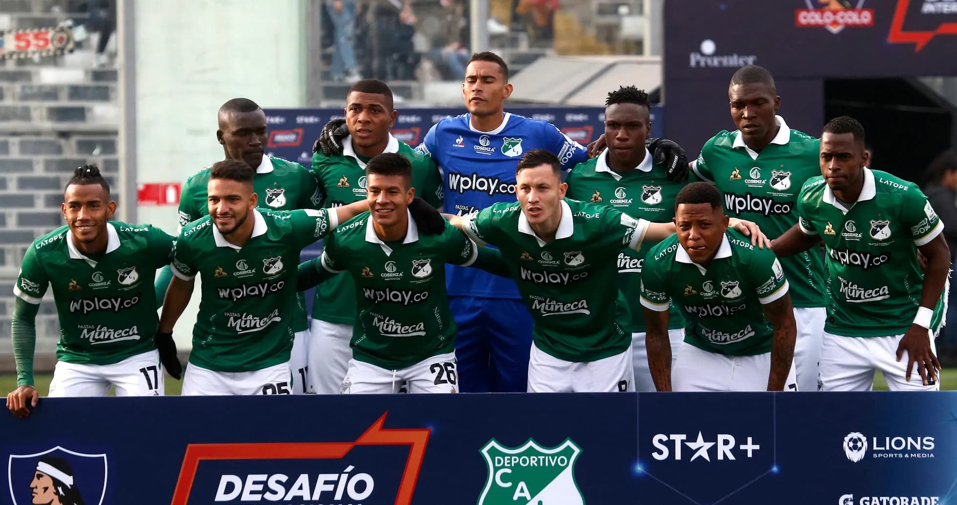 Equipo de fútbol Deportivo Cali posando antes del partido