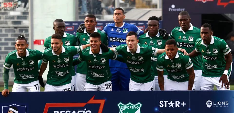 Equipo de fútbol Deportivo Cali posando antes del partido