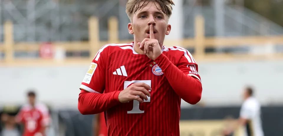 Jugador de Bayern Múnich haciendo gesto de silencio tras gol