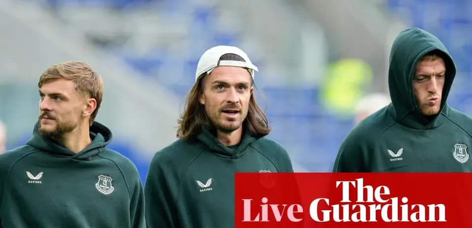 Jugadores de Everton caminando en la cancha