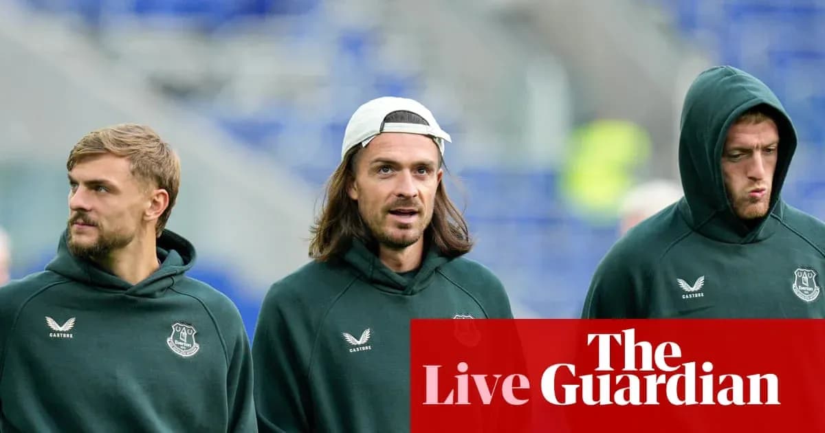Jugadores de Everton caminando en la cancha