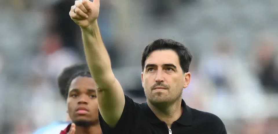 Entrenador levantando el pulgar en señal de aprobación