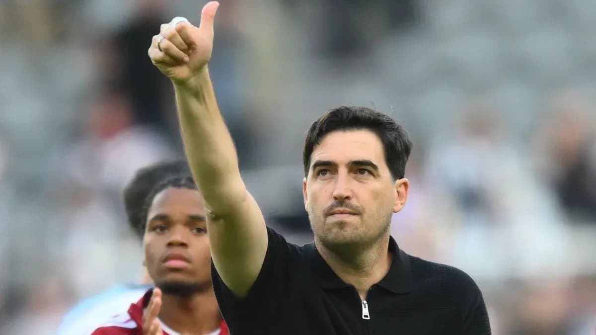Entrenador levantando el pulgar en señal de aprobación