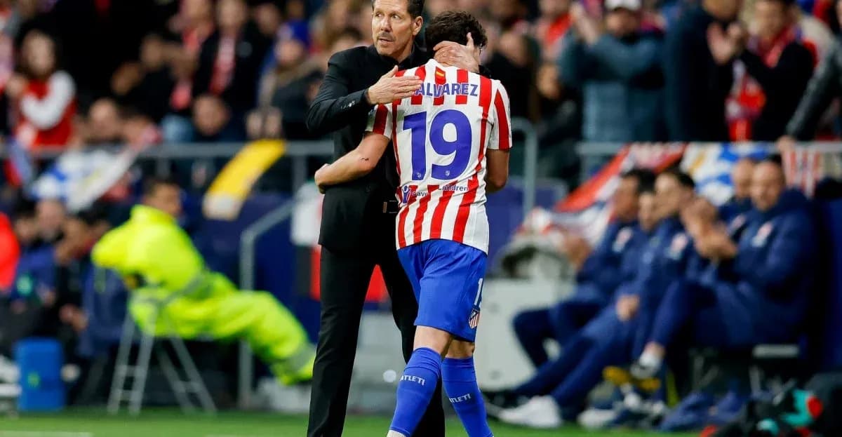Entrenador abraza a jugador en el campo