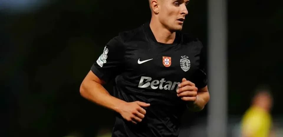 Jugador de Sporting CP corriendo en el campo