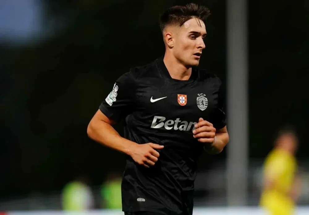 Jugador de Sporting CP corriendo en el campo