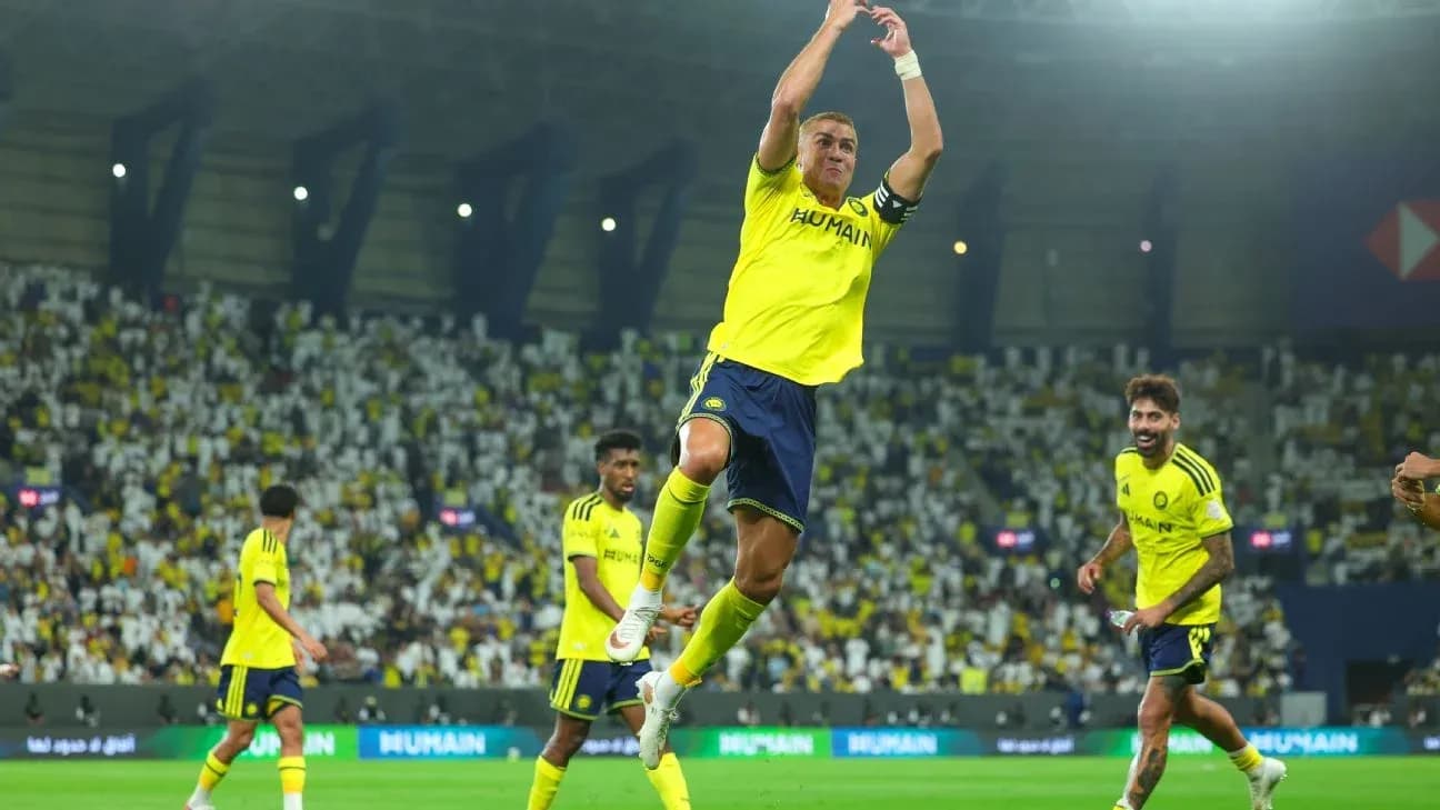Jugador saltando con compañeros en el estadio