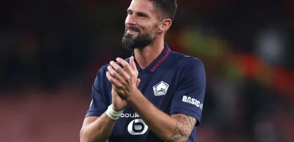 Jugador aplaudiendo tras el partido en el estadio