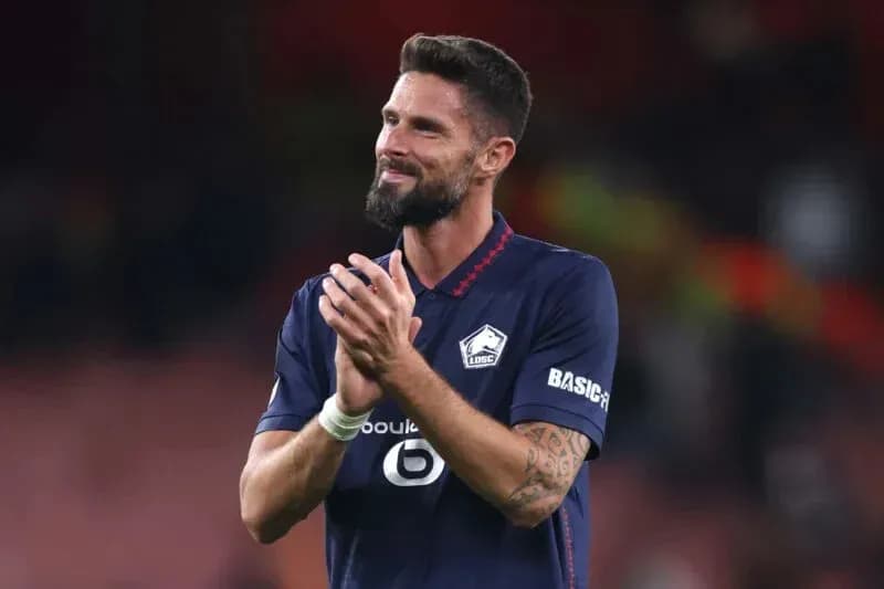 Jugador aplaudiendo tras el partido en el estadio