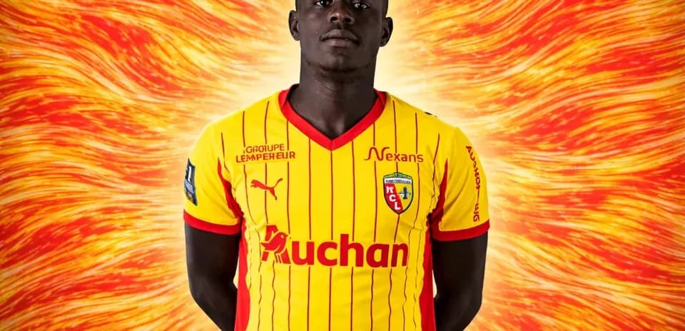 Jugador con camiseta amarilla y roja de equipo