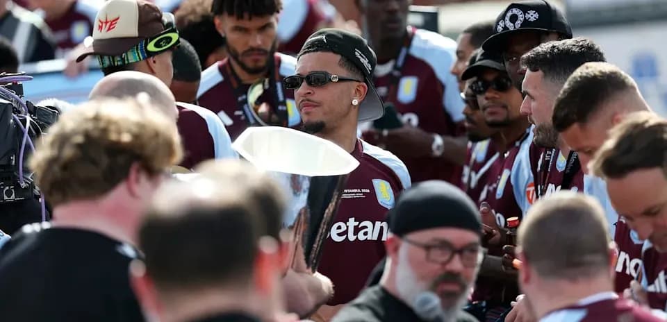 Jugadores de Aston Villa en ceremonia con trofeo