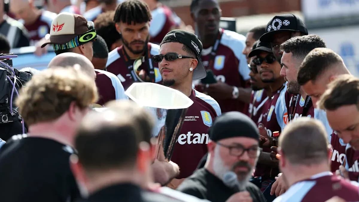 Jugadores de Aston Villa en ceremonia con trofeo