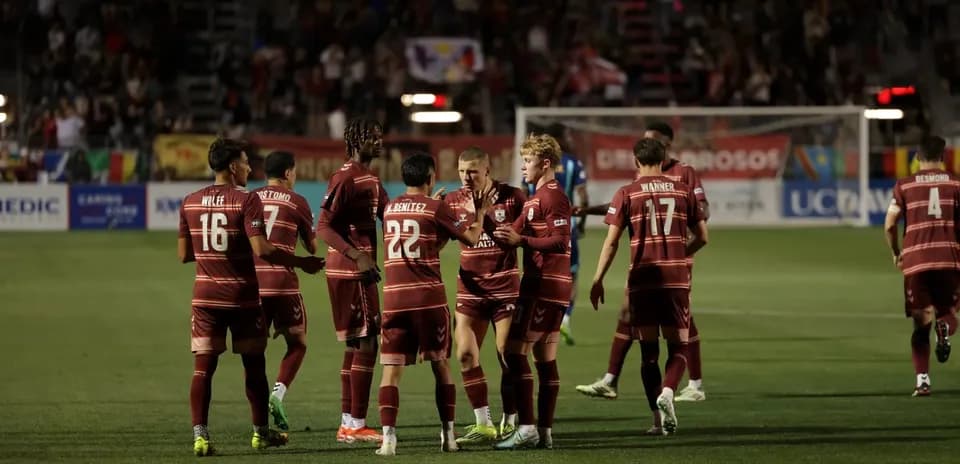 Jugadores del Colorado Springs celebrando un gol