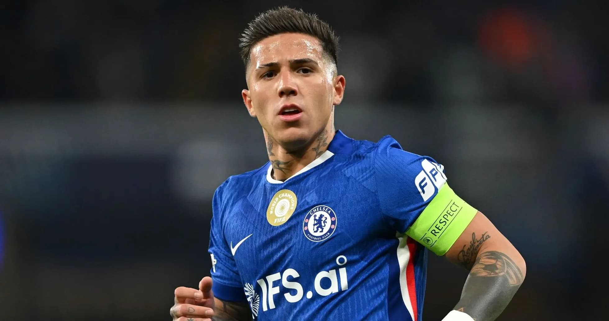 Jugador de Chelsea con cinta de capitán en acción