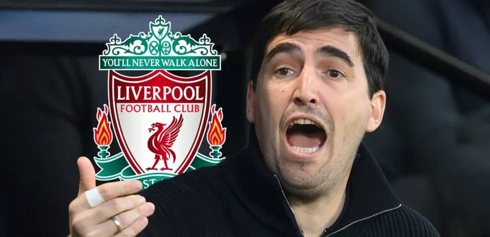 Entrenador hablando durante el partido de Liverpool