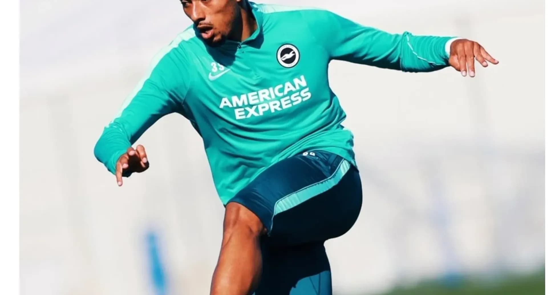 Jugador entrenando en el campo de fútbol