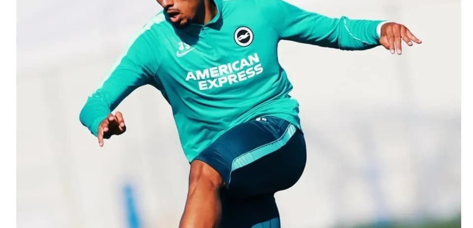 Jugador entrenando en el campo de fútbol
