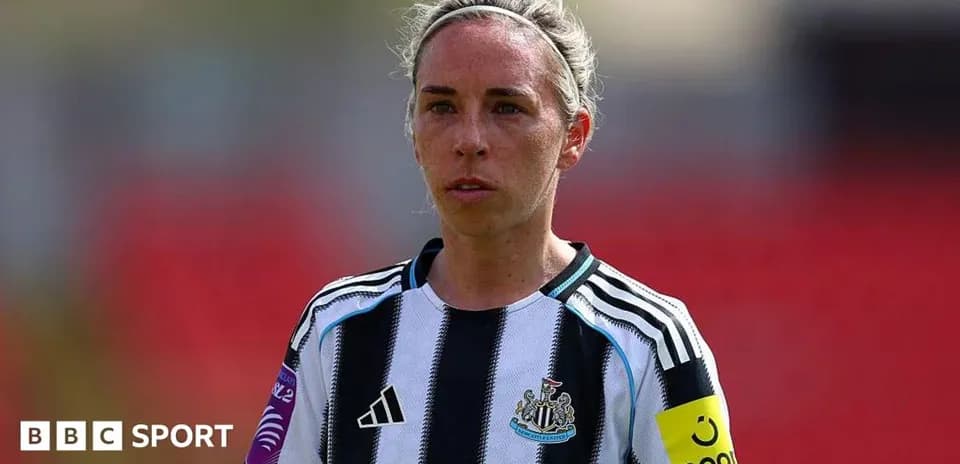 Jugadora de Newcastle con camiseta a rayas en el campo