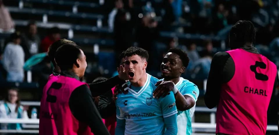 Jugadores de Monterey Bay celebrando un gol