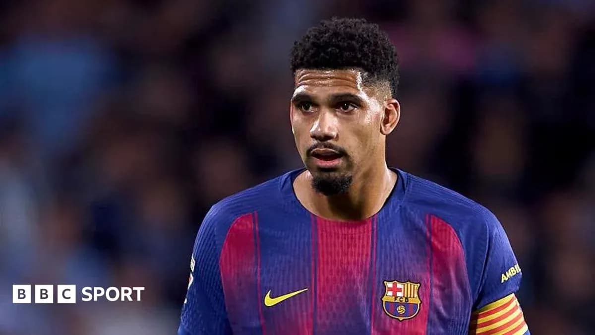 Jugador de Barcelona en el campo durante el partido