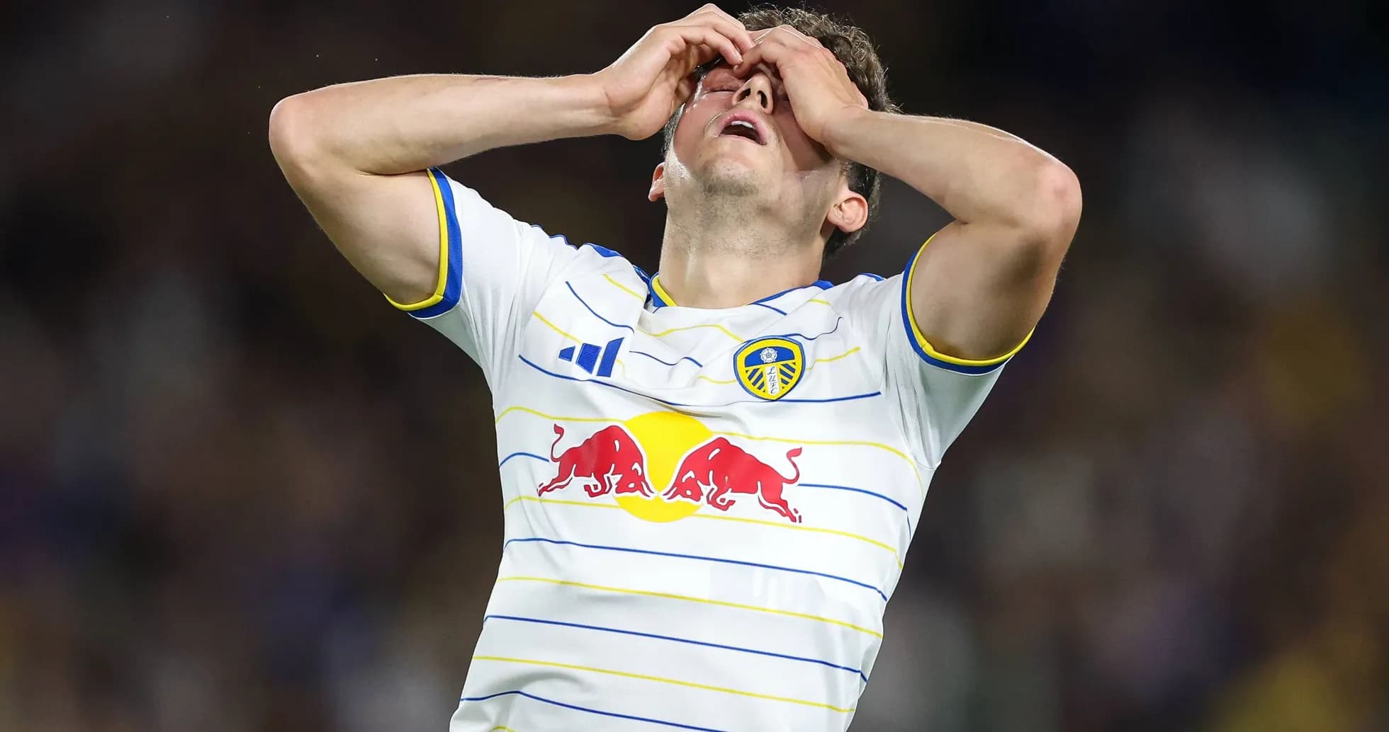 Jugador de Leeds United con las manos en la cabeza