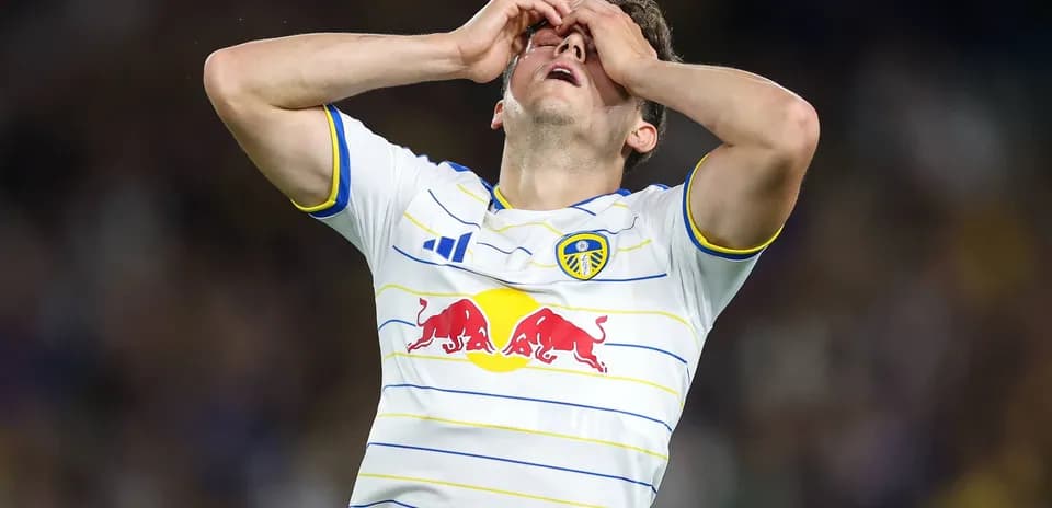Jugador de Leeds United con las manos en la cabeza