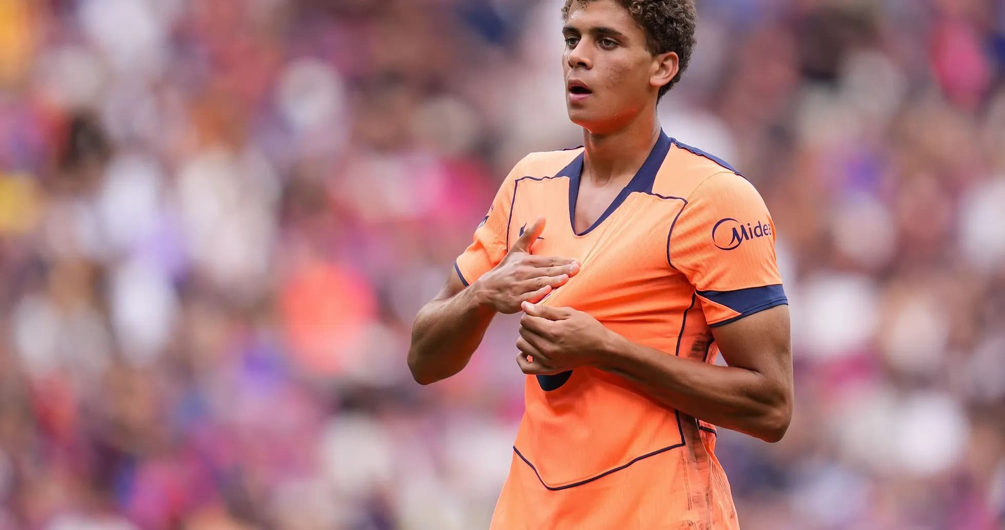 Jugador ajustando su camiseta durante el partido